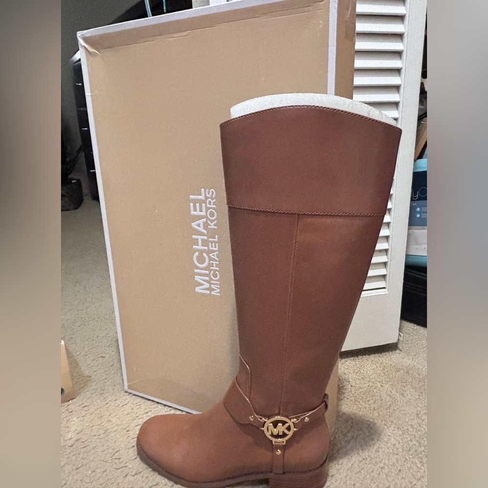 Brand new. Never worn boots. Smoke free home.